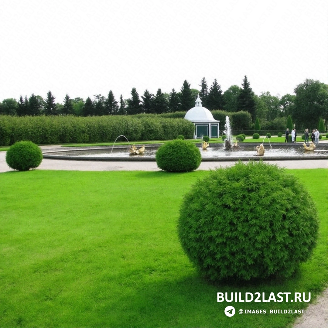 Белый фонтан в Петергофе, освещенный солнечными лучами в сентябре.