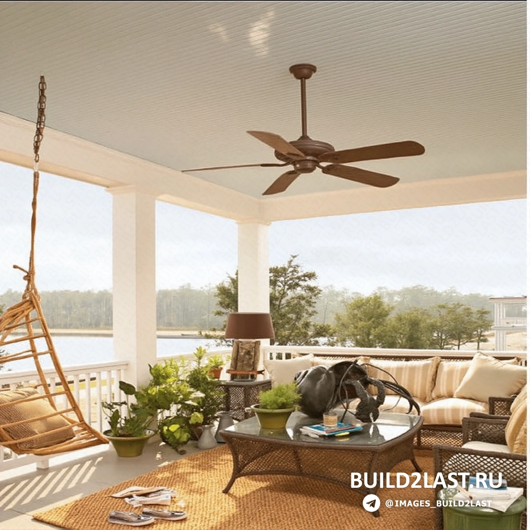 Белый забор и фасад загородного дома