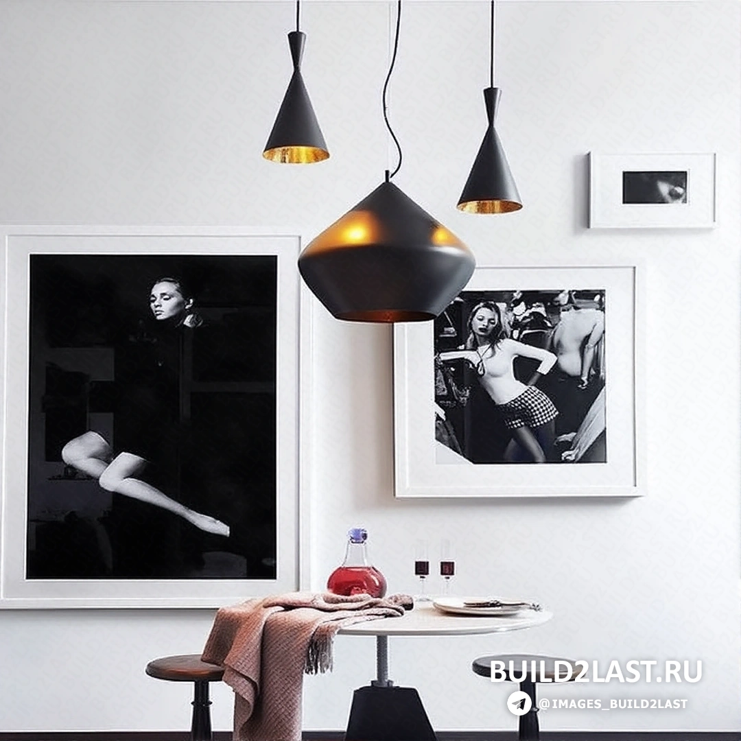 Часть лофта, где расположена зона отдыха с дизайнерскими стульями и яркими подушками.