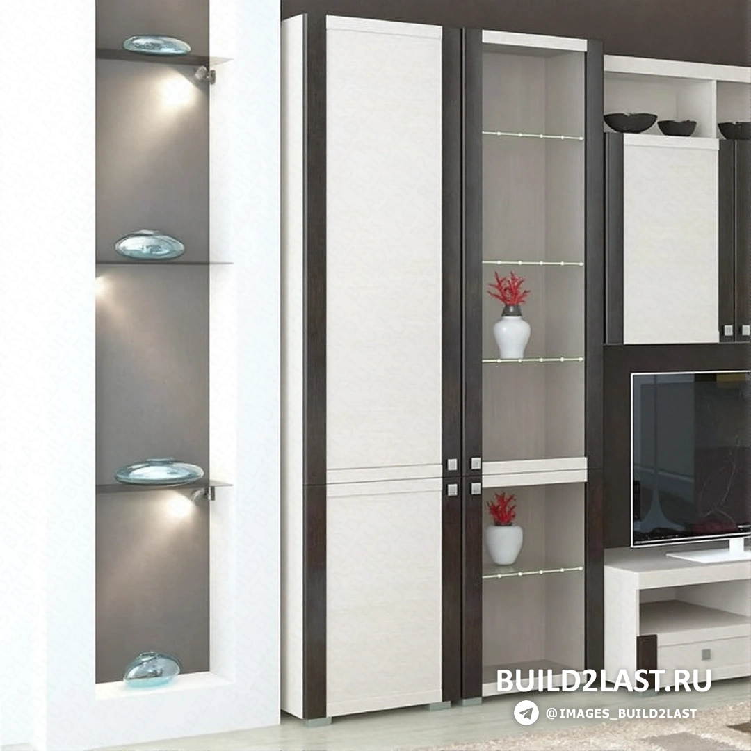 Гостиная в античном стиле с сиреневыми и белыми оттенками, телевизор и шкаф