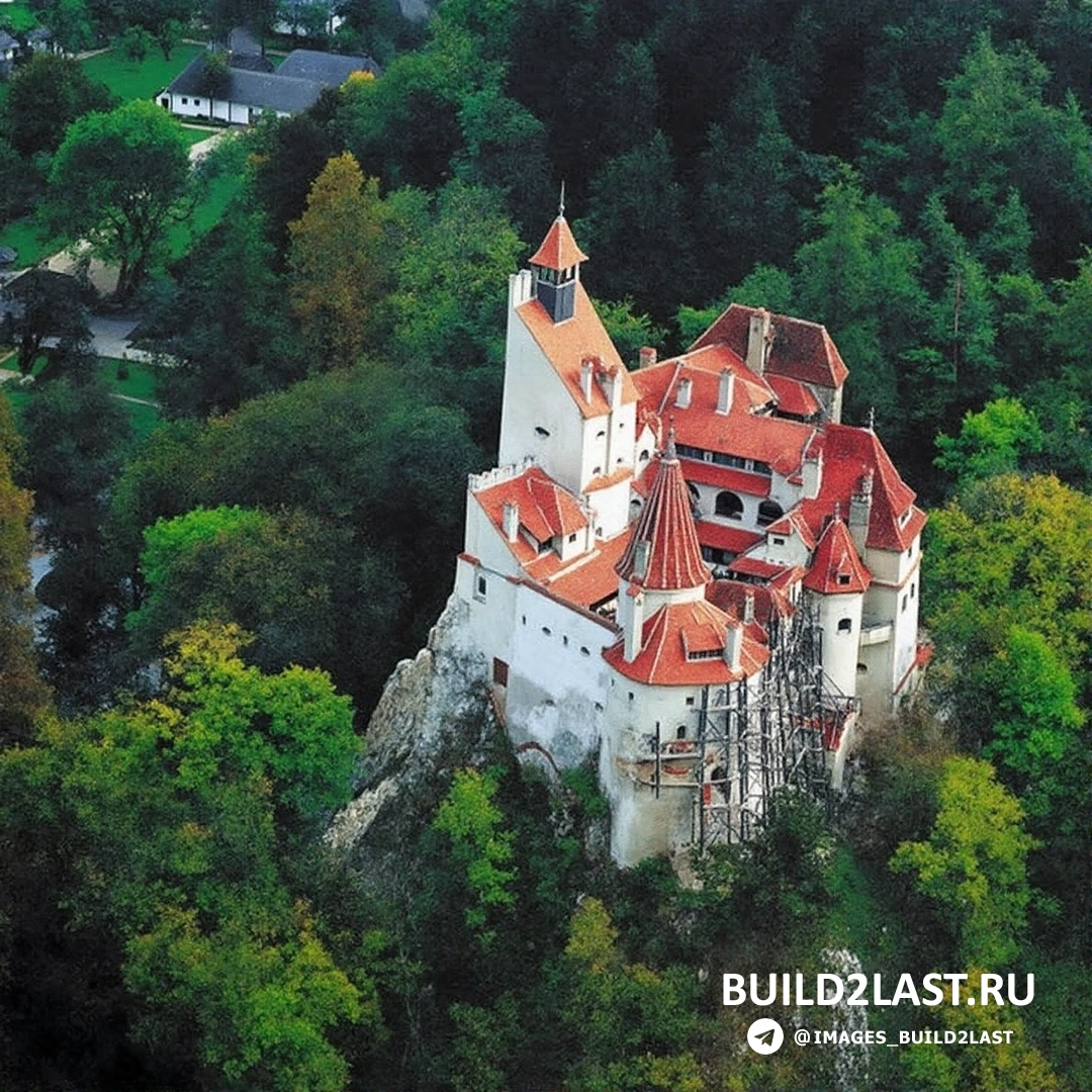 Готический замок Бран, Румыния, в окружении лесов и гор