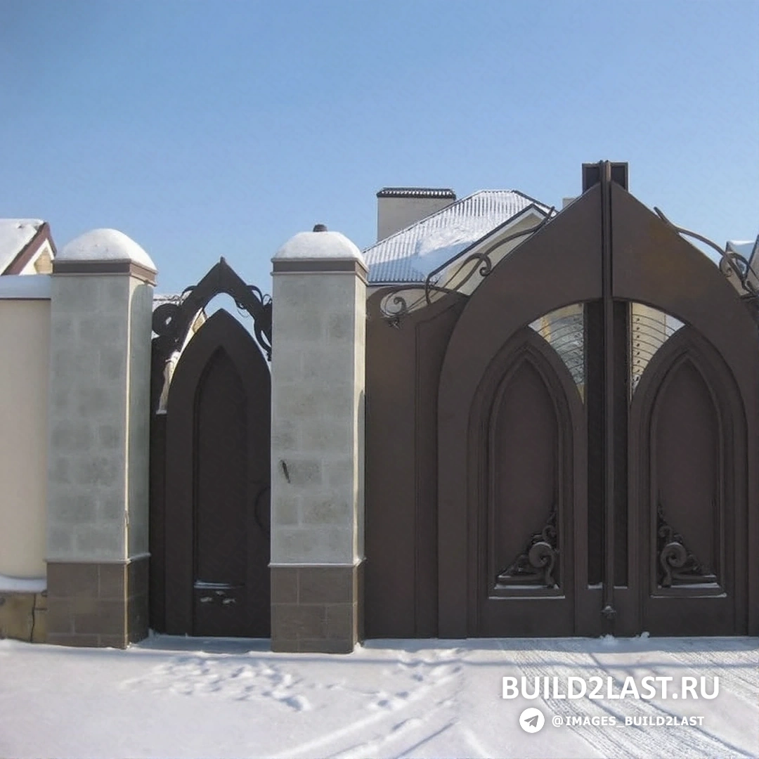 Коричневые распашные ворота с профнастилом, на фоне кирпичной стены