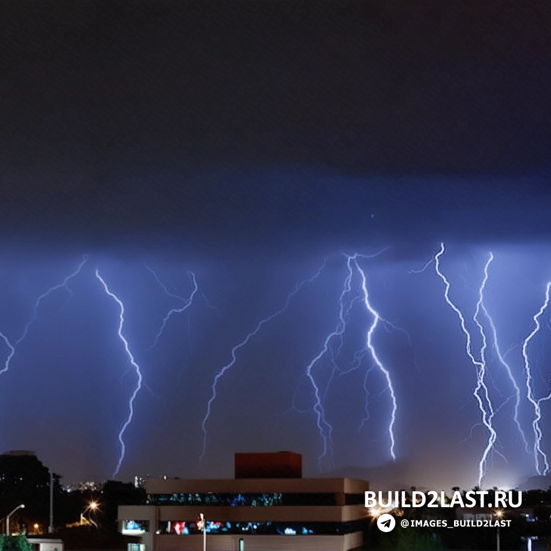 Молния, попадающая в землю, создавая вспышку света и облака дыма в пустыне Аризоны
