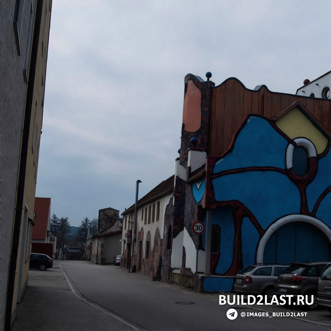 Пивная Башня Хундертвассера с белыми, коричневыми и синими деталями, в стиле модерн.