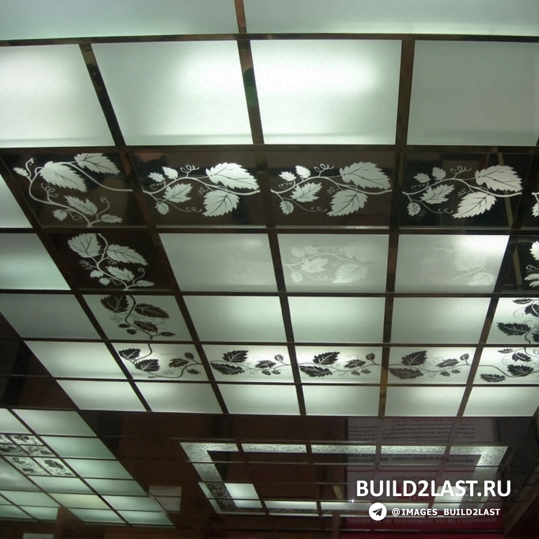 Подвесной потолок с элементами стекла и пластика, черные акценты и декор.