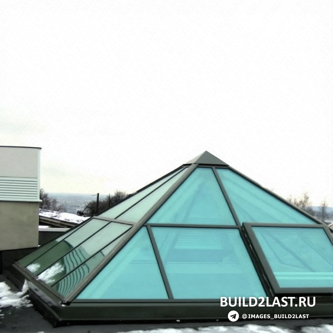 Современная конструкция кровли с алюминиевыми элементами и стеклом, обеспечивающая отличную светопропускную способность.